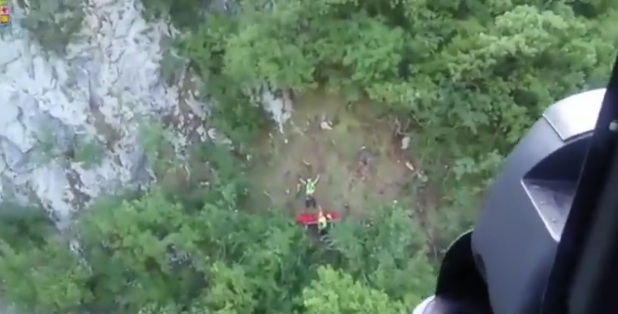 Caserta, cade in un burrone con il parapendio, salvato dall’aeronautica militare