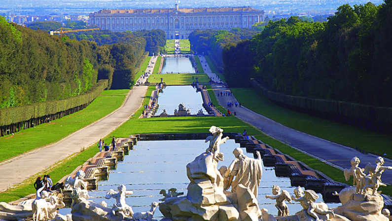 Caserta, boom di presenze alla Reggia per la notte di San Lorenzo, polemiche per la chiusura anticipata