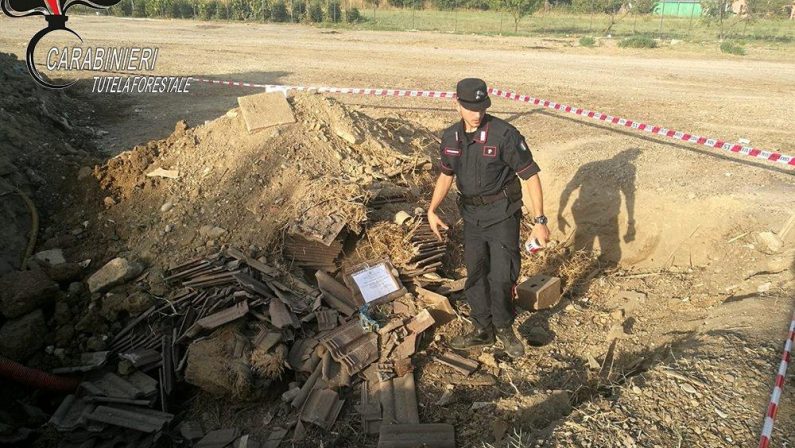 Smaltivano rifiuti sotterrandoli nel CosentinoDenunciate tre persone sorprese a scavare