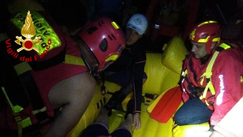 Donna incastrata nelle rocce mentre fa rafting, intervengono i vigili del fuoco