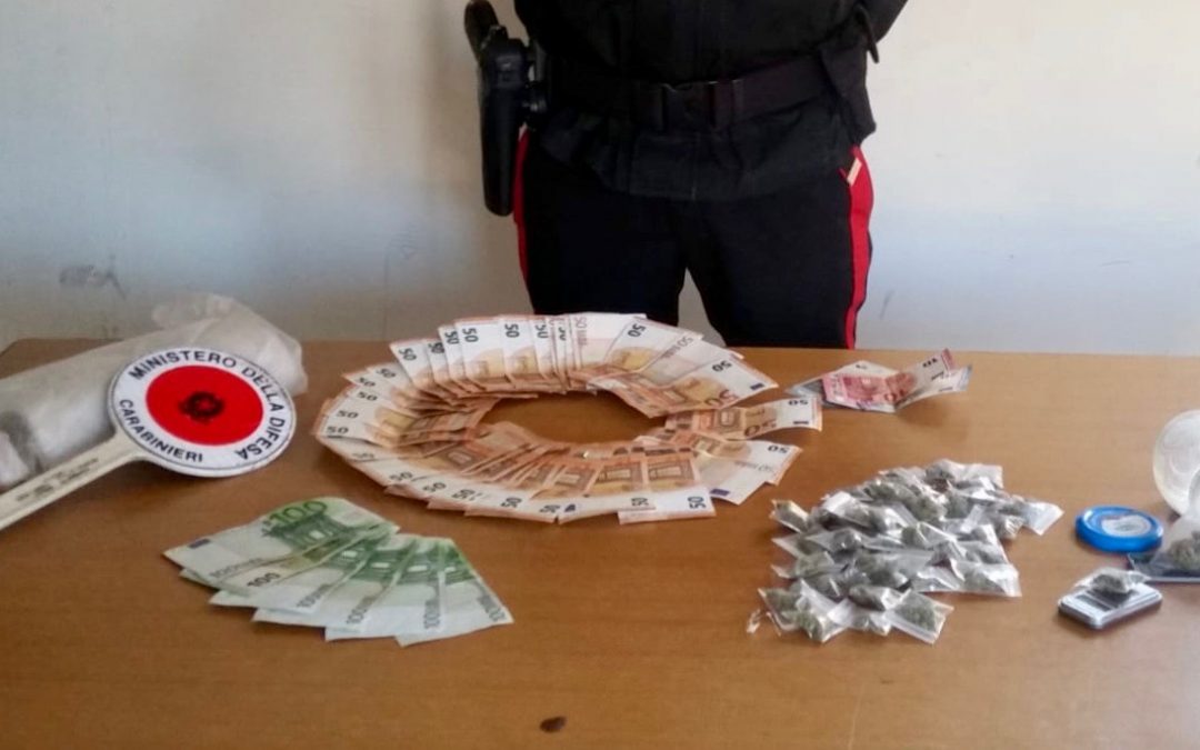 Napli, arrestano 19enne per droga e tentata corruzione