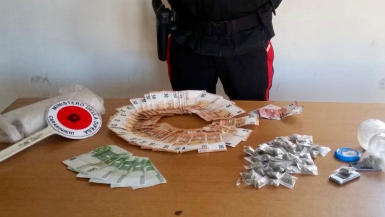 Napli, arrestano 19enne per droga e tentata corruzione