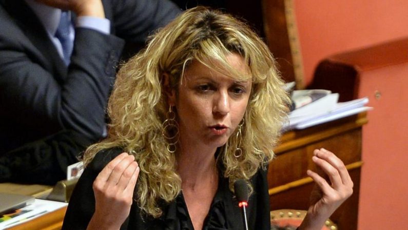 Regionali, Barbara Lezzi sostiene Dalila Nesci
L'ex ministro per il Sud attacca Luigi Di Maio