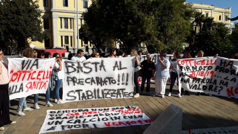 La rabbia dei precari della sanità, in piazza a Catanzaro per chiedere certezze - FOTO