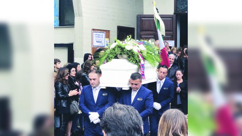 Cosenza, la città in lutto dopo la tragedia
I funerali di Paolo, Mario e Federico