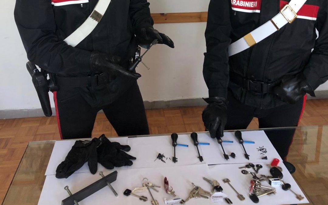 Denunciano 19enne trovato con arnesi da scasso e chiavi di case
