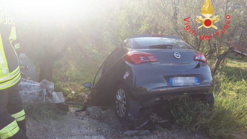 Auto finisce fuori strada e trancia il tubo del gas, donna ferita a Catanzaro