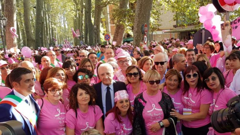 Camminata rosa, in diecimila da Mercogliano ad Avellino: si può vincere solo restando uniti