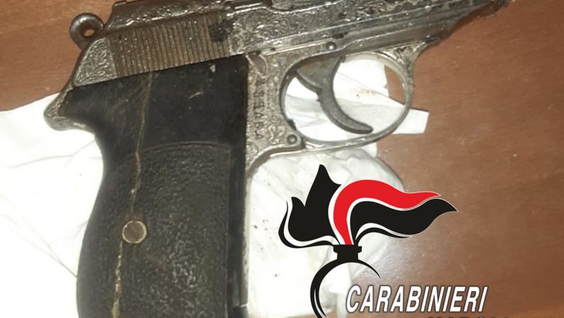 Nasconde una pistola in un vaso ma viene notato dai carabinieri. 32enne arrestato
 
