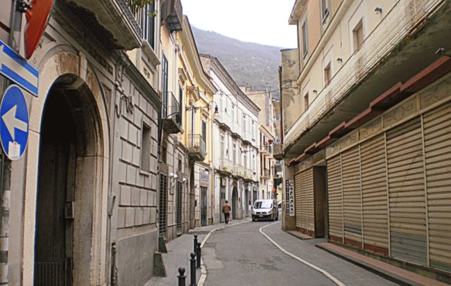 Bastoni in pugno e volto coperto seminano il panico