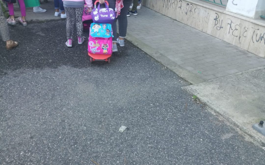 Preservativi usati gettati davanti ad una scuola, sconcerto a Vibo
