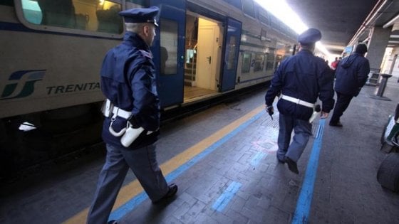 Molesta una donna incinta in stazione e aggredisce poliziotti, arrestato nel Reggino