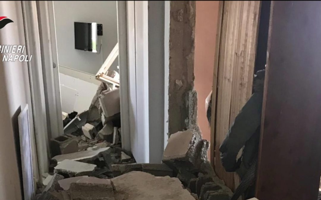 Bomba realizzata in casa danneggia palazzina, 23enne arrestato