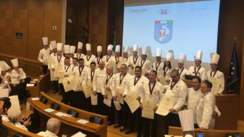 Cucina, cuochi calabresi premiati a Montecitorio con i "Collari collegium cocorum"