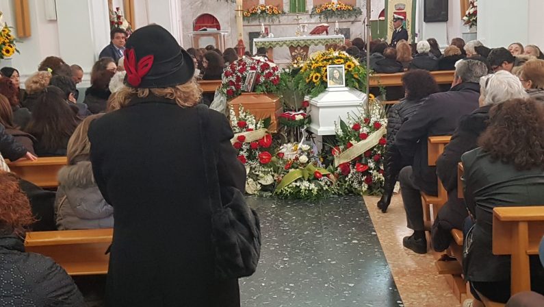 Madre e figlia morte in un incidente, lacrime e dolore nel Vibonese