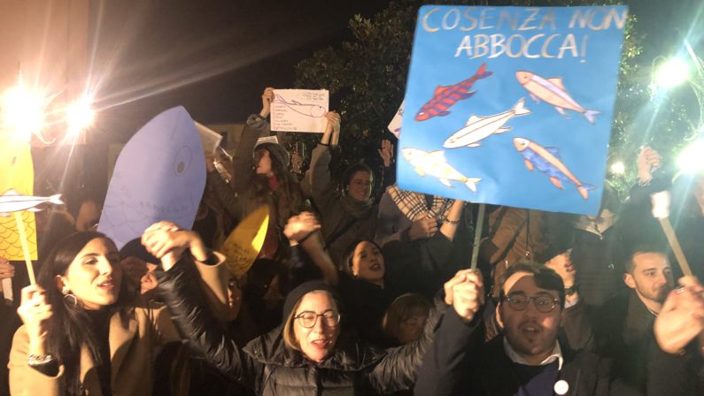 Le sardine a Cosenza per l'esordio calabrese
Tra i manifestanti c'è anche Brunori - VIDEO