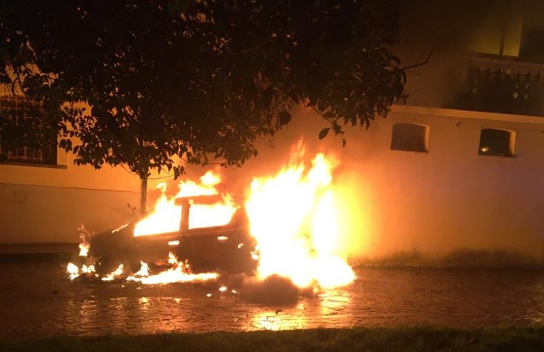 L'auto in fiamme di don Francesco Galloro