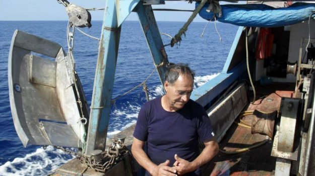 Tragedia in riva al mare, pescatore schiacciato da un masso nel lido di proprietà del figlio