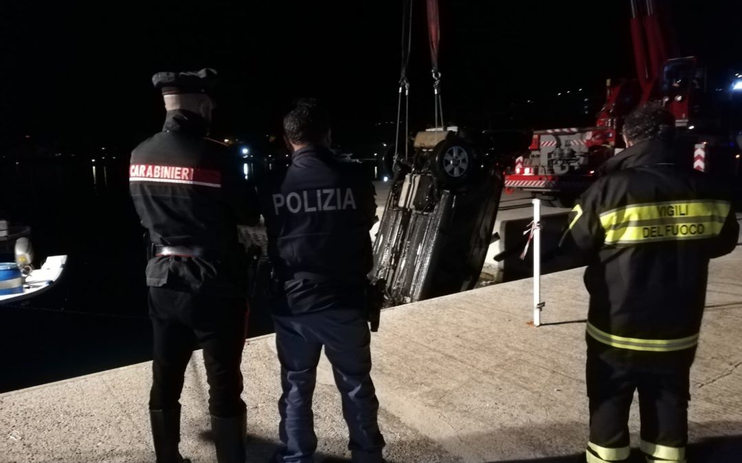 Villa San Giovanni: cade con l’auto in mare, un agente di polizia si tuffa e lo salva