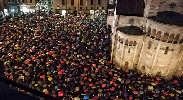 Le "Sardine" in piazza a Modena