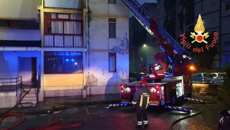 Incendio in appartamento a Catanzaro. L'intervento dei vigili del fuoco