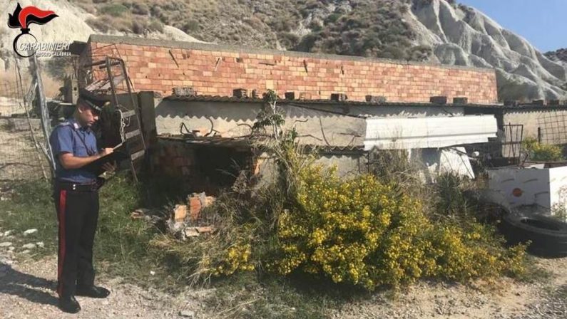 Abusivismo edilizio, tre persone denunciate nella Locride. Si procede con abbattimenti