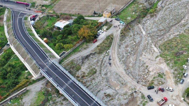 Taglio del nastro per il ponte di Paterriti. Falcomatà: «Finalmente, era atteso da decenni»