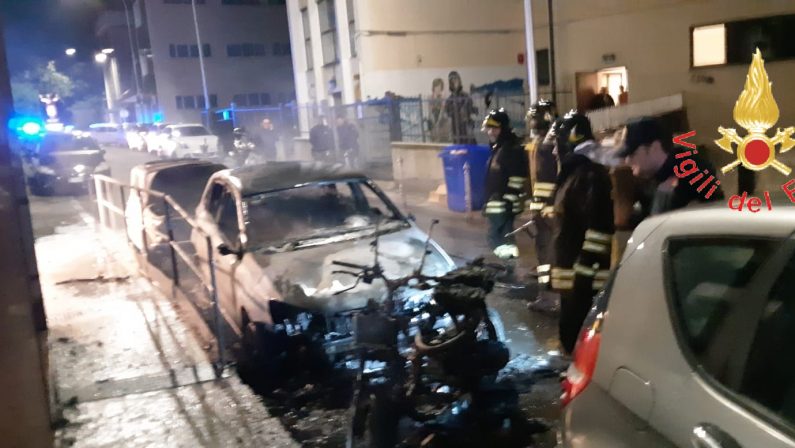 Notte di fuoco e paura a Catanzaro, in fiamme diverse auto e una moto. Molti i danni