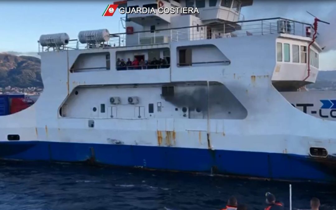 Principio d’incendio su un traghetto tra Reggio e Messina, paura ma nessun ferito