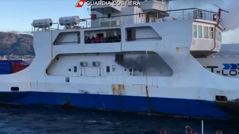 Principio d'incendio su un traghetto tra Reggio e Messina, soccorsi i passeggeri - VIDEO
