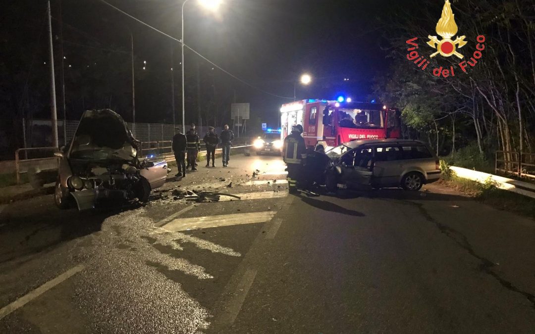 Scontro frontale tra due auto a Catanzaro, grave un giovane di 24 anni