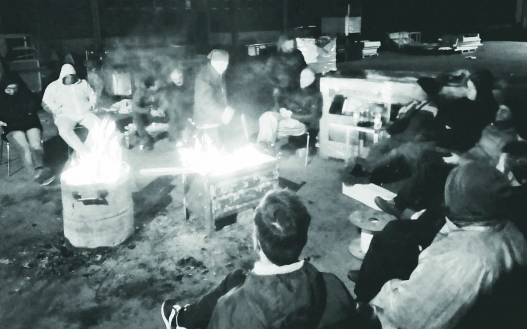 Il presidio degli operai Ferrosud all’alba di ieri