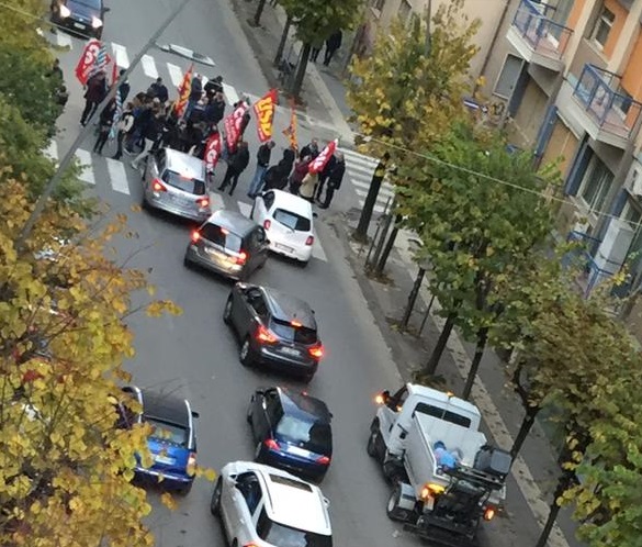 Protesta lavoratori Asp di Cosenza, bloccata una strada: disagi alla circolazione