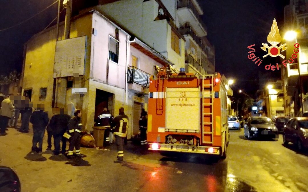Tragedia sfiorata a Reggio, esplode bombola di gas in una macelleria: feriti vigili del fuoco e poliziotti
