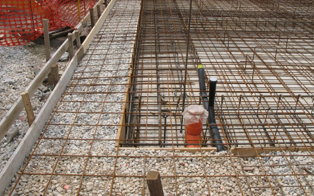 Cutro, stava costruendo in un’area destinata a verde attrezzato. Denunciata una donna