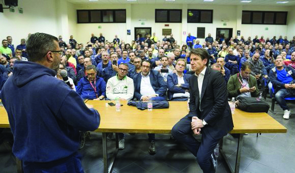 Il premier Giuseppe Conte in fabbrica fra gli operai della ex Ilva di Taranto