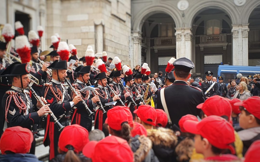 La fanfara dei carabinieri a Forcella e al Duomo