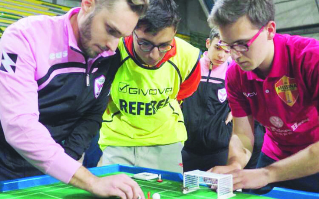 Armando Giuffrè, ventenne messinese impegnato in una partita di Subbuteo
