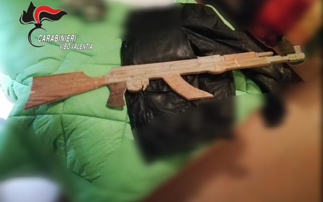 Il kalashnikov giocattolo sequestrato