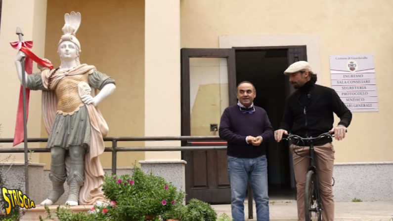 'Ndrangheta: statua davanti al Comune di Guardavalle, sotto protezione un giornalista di "Striscia"