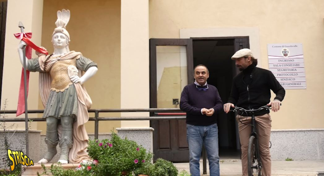 Vittorio Brumotti, il sindaco di Guardavalle Giuseppe Ussia e la statua di Sant'Agazio all'ingresso del Comune