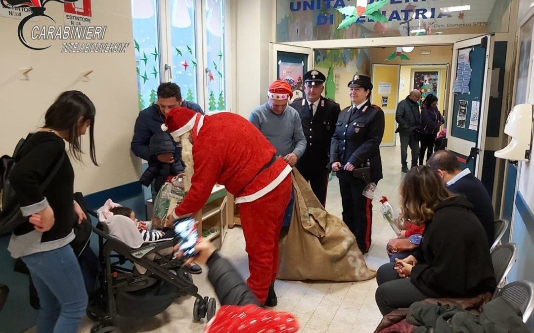 Visita a sorpresa dei Carabinieri Forestali per il Natale tra i bambini dei reparti pediatrici di Cosenza