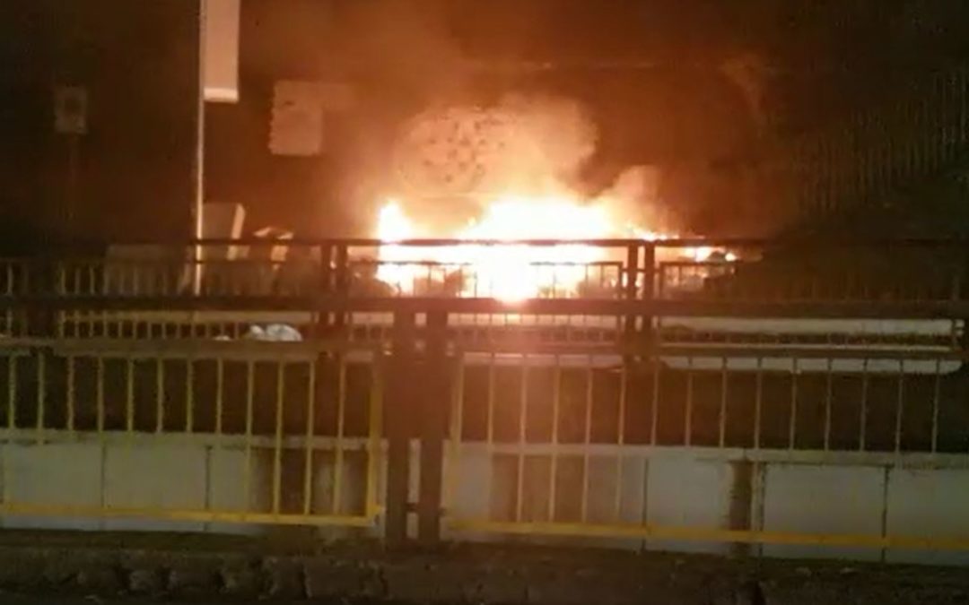 Cosenza, rifiuti dati alle fiamme in via degli Stadi – VIDEO