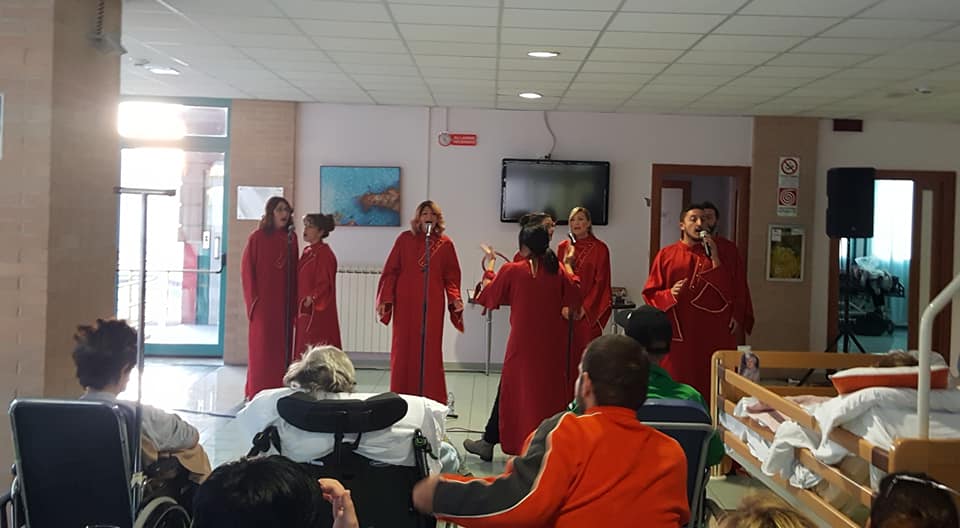 Emozioni in musica per i pazienti dell’Hospice di Solofra per il concerto del coro “Non solo Gospel”