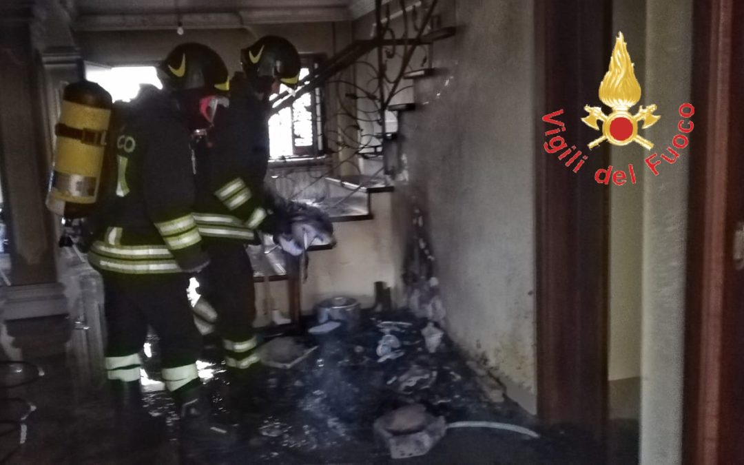 Prende fuoco il presepe, incendio in una casa di Lamezia Terme - Il ...