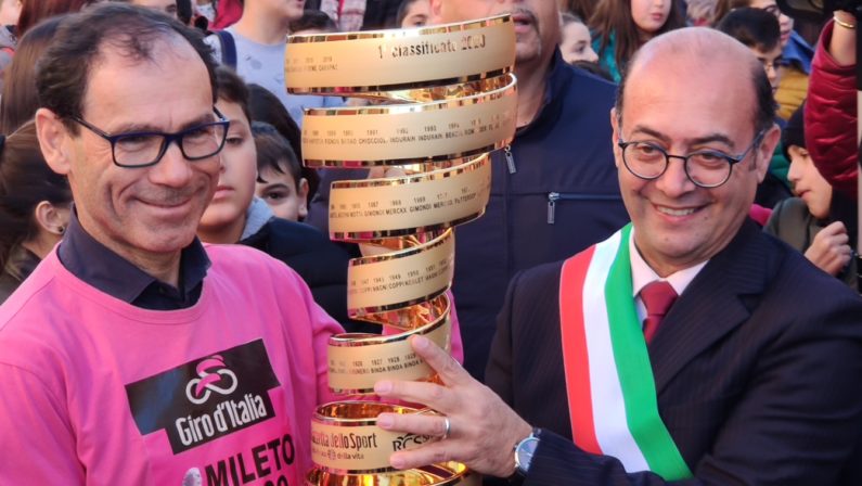 Giro d'Italia, in esposizione a Mileto il "Trofeo senza fine" messo in palio per il vincitore della Corsa Rosa