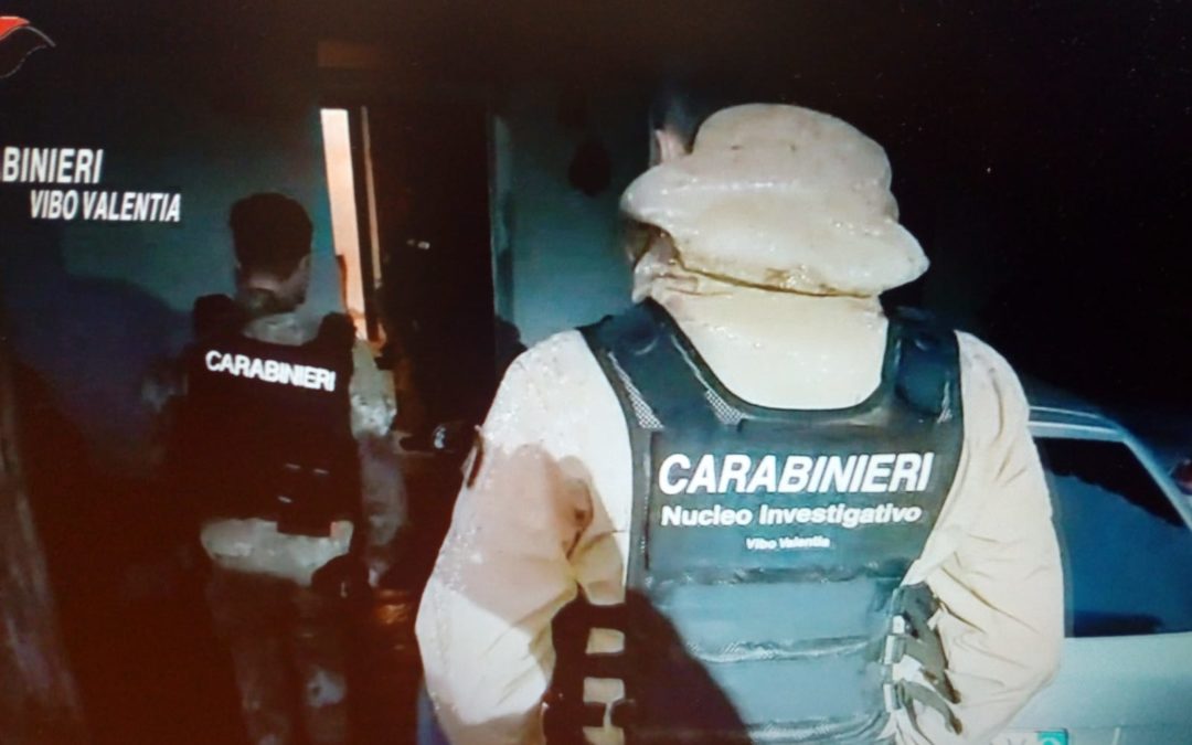 I carabinieri durante l'irruzione