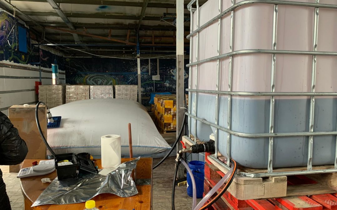 Lamezia, i Nas sequestrano un capannone con pedane di acqua e vino cileno