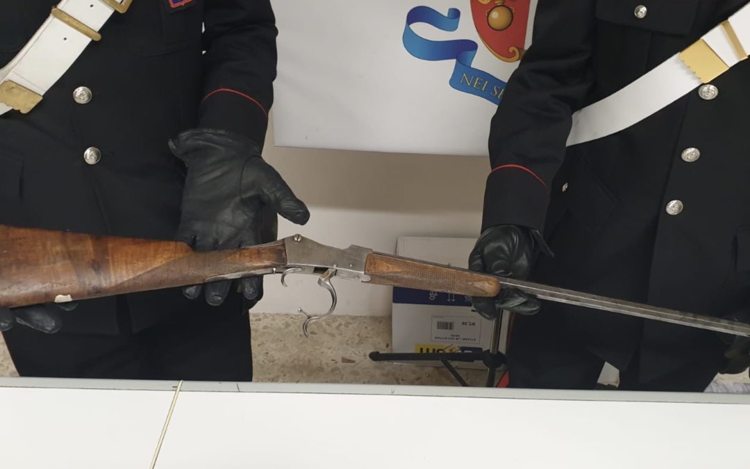 In tre su uno scooter e con una carabina in un sacco, arrestati