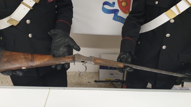 In tre su uno scooter e con una carabina in un sacco, arrestati